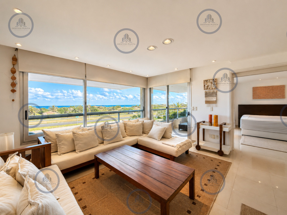 Apartamento ID.3030 - Venta de Apartamento de 3 Dormitorios sobre Primera Fila de Playa Brava, Punta del Este
