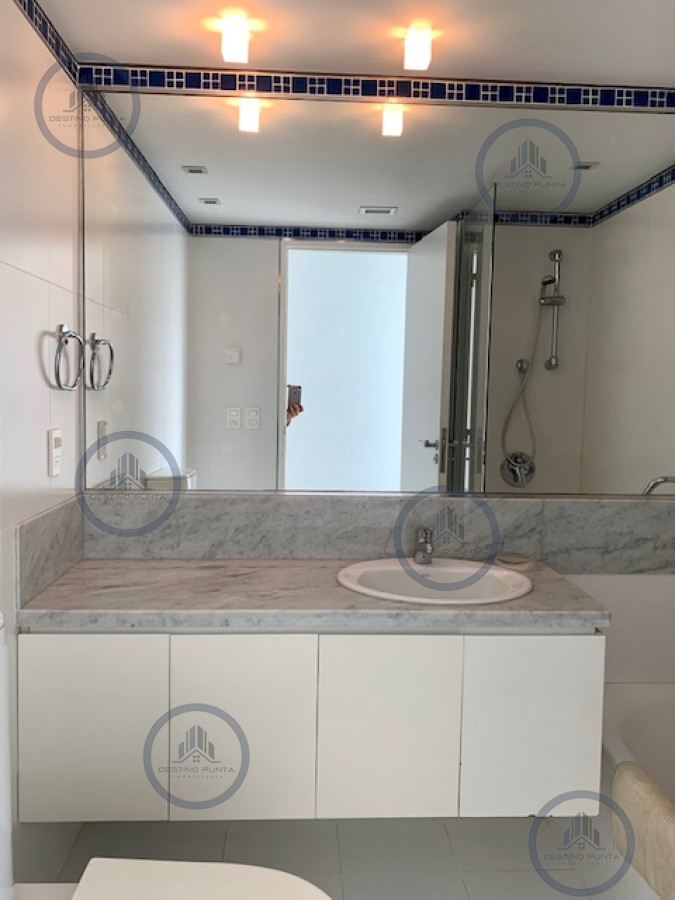 Apartamento ID.25 - Venta y alquiler temporario de apartamento de tres dormitorios mas dependencia de servicio en Playa Brava