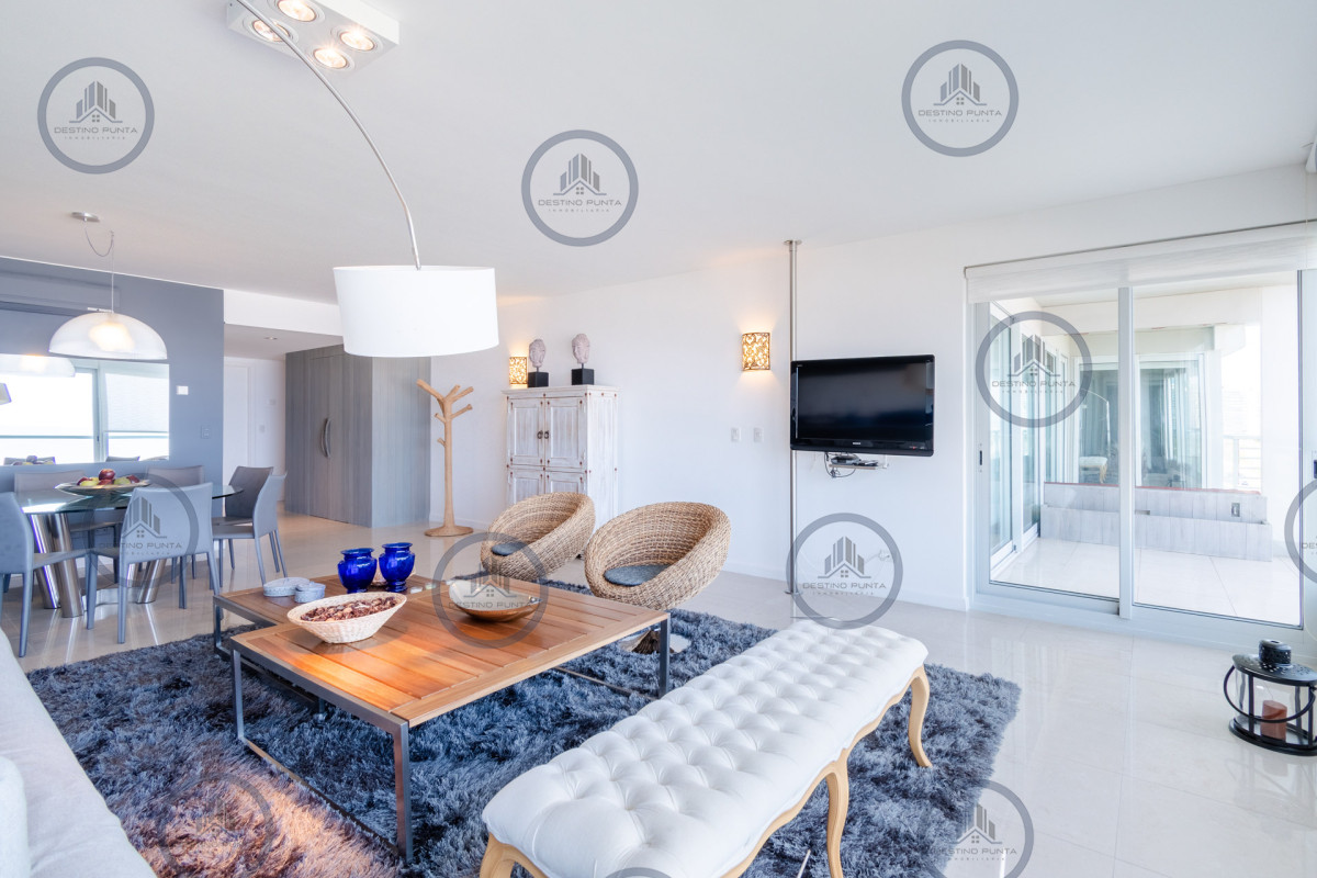 Apartamento ID.53 - Moderno Apartamento sobre playa Brava en torre Le Parc, cuenta con dos dormitorios más dependencia de servicio. Punta del Este