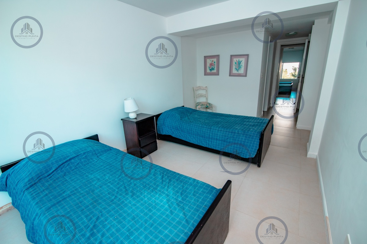 Apartamento ID.61 - Oportunidad en Venta de Apartamento de planta baja con salida al jardín de tres dormitorios en Playa Montoya