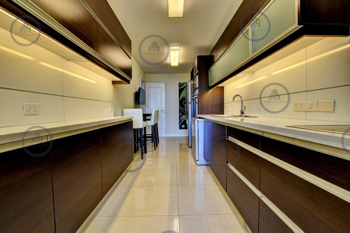 Apartamento ID.238 - Apartamento de 3 Dormitorios en Imperiale, Frente al Mar  - Oportunidad en Venta