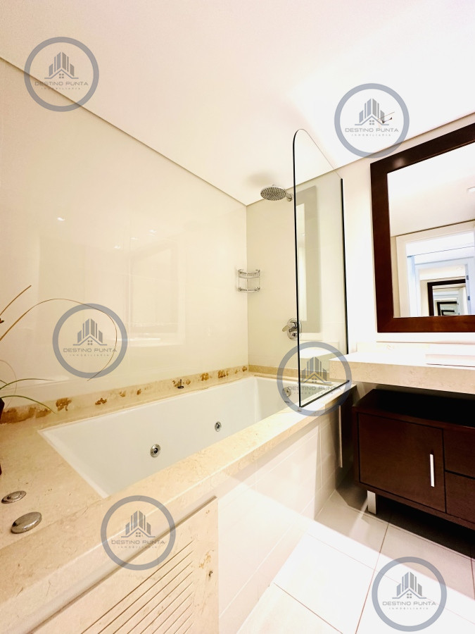 Apartamento ID.1708 - Alquiler temporario de gran apartamento de 4 dormitorios más dependencia en Playa Mansa