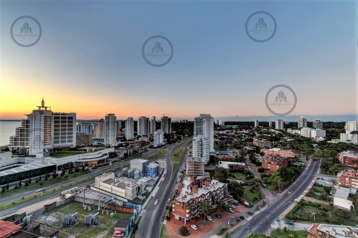 Apartamento ID.1626 - Alquiler temporario de apartamento de dos dormitorios con dos baños a pasos de la Playa y centro comercial, Punta del Este
