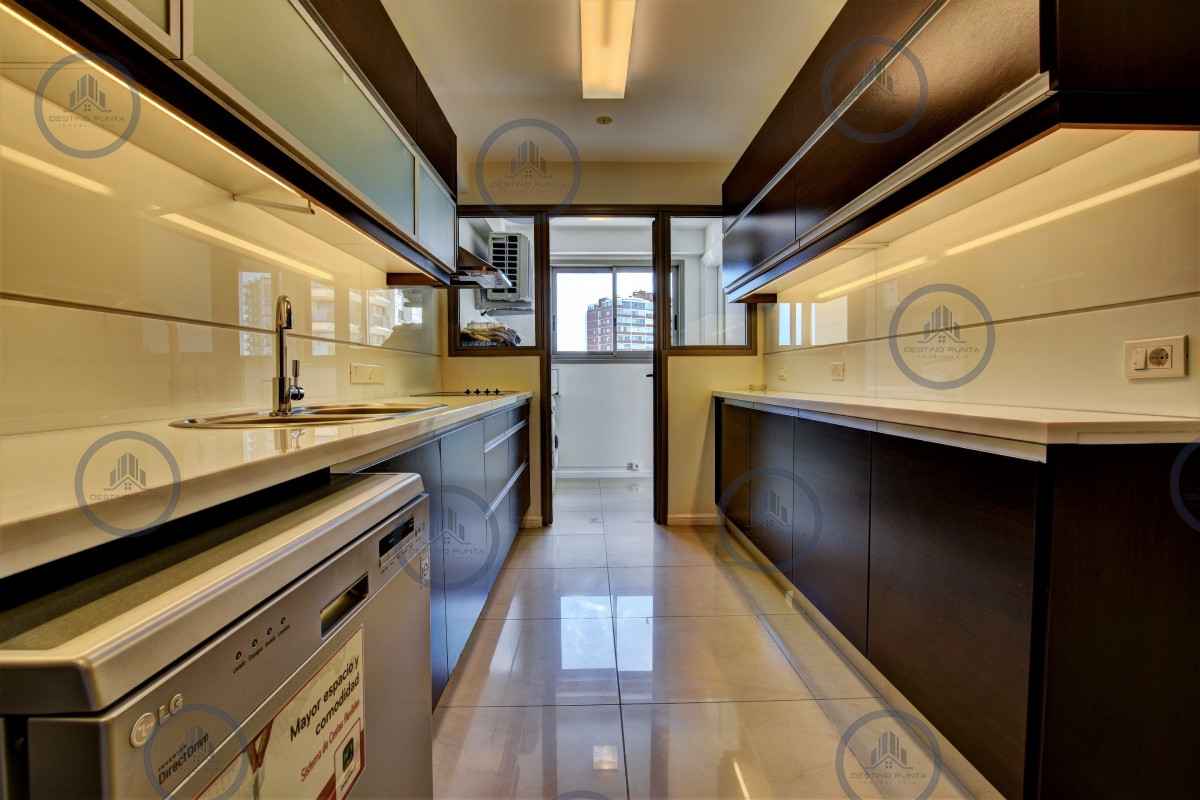 Apartamento ID.238 - Apartamento de 3 Dormitorios en Imperiale, Frente al Mar  - Oportunidad en Venta