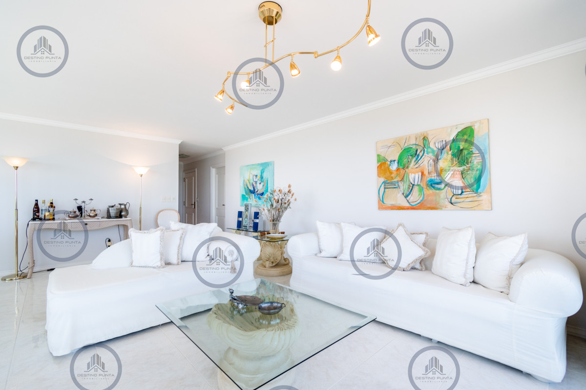 Apartamento ID.77 - Alquiler temporario y venta de espectacular departamento esquinero al frente en edificio icónico frente al Mar, Playa Mansa, Punta del Este 