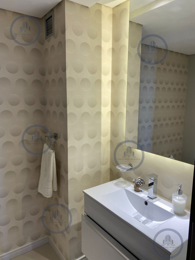 Apartamento ID.2307 - Venta Excelente Apartamento de 2 Dormitorios + Servicio en Brava con Vista al Mar
