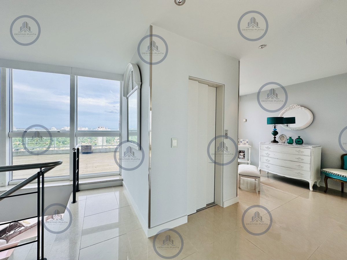 Apartamento ID.2300 - Lujoso Penthouse de 4 Dormitorios con Vista al Mar sobre Playa Mansa, Punta del Este