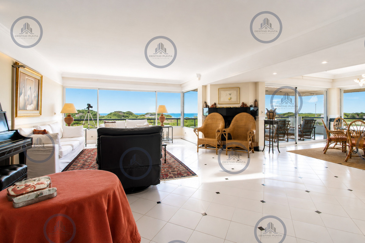 Apartamento ID.1102 - Exclusivo Apartamento Frente al Mar en Playa Brava, 3 Dormitorios y Dependencia