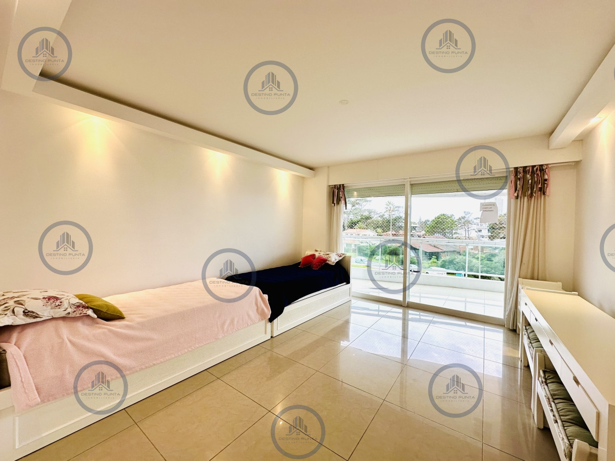 Apartamento ID.1708 - Alquiler temporario de gran apartamento de 4 dormitorios más dependencia en Playa Mansa