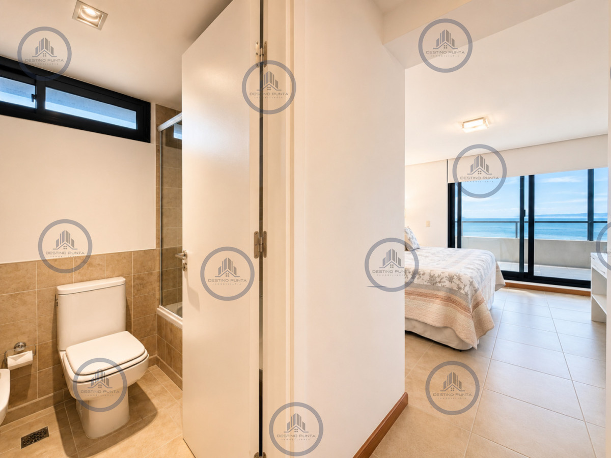 Apartamento ID.2462 - Excelente y amplio departamento duplex en venta de 3 dormitorios mas dependencia con parrillero, Punta Ballena