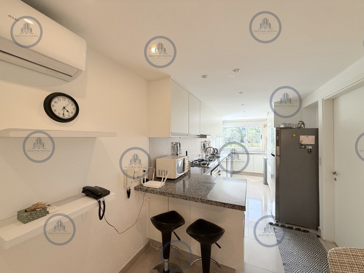 Apartamento ID.3030 - Venta de apartamento de 3 dormitorios sobre primera fila de Playa Brava, Punta del Este