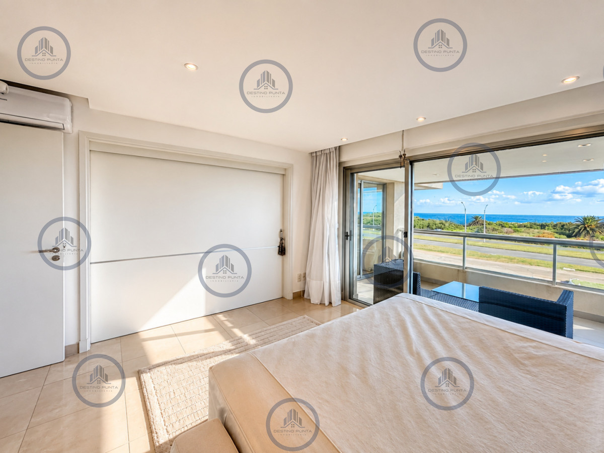 Apartamento ID.3030 - Venta de Apartamento de 3 Dormitorios sobre Primera Fila de Playa Brava, Punta del Este