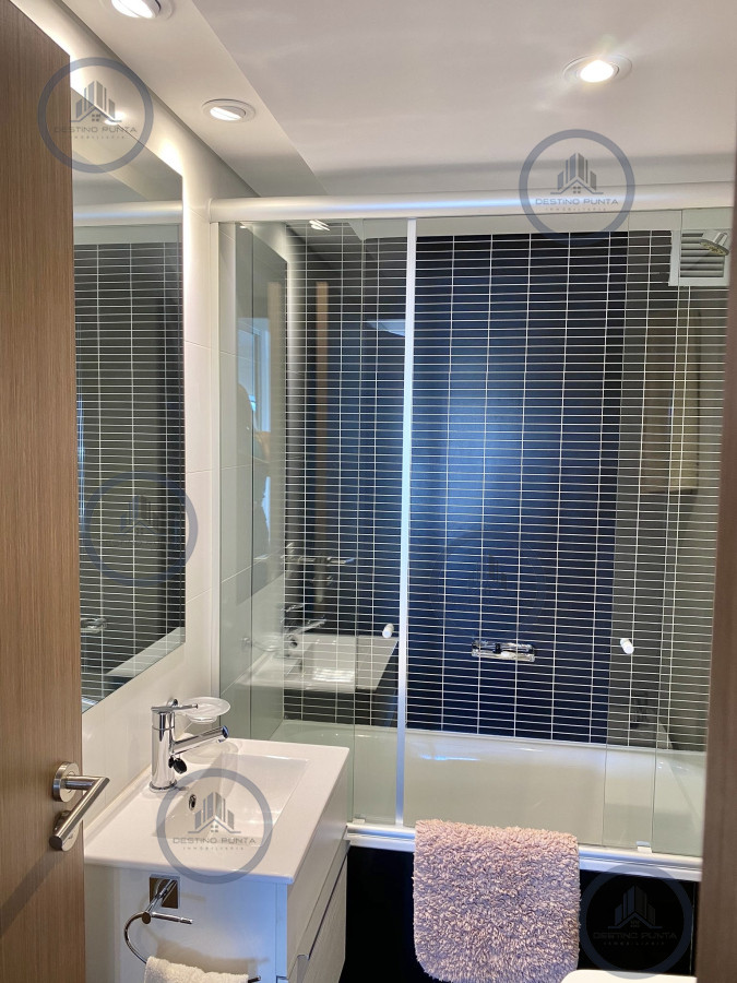 Apartamento ID.2307 - Venta Excelente Apartamento de 2 Dormitorios + Servicio en Brava con Vista al Mar