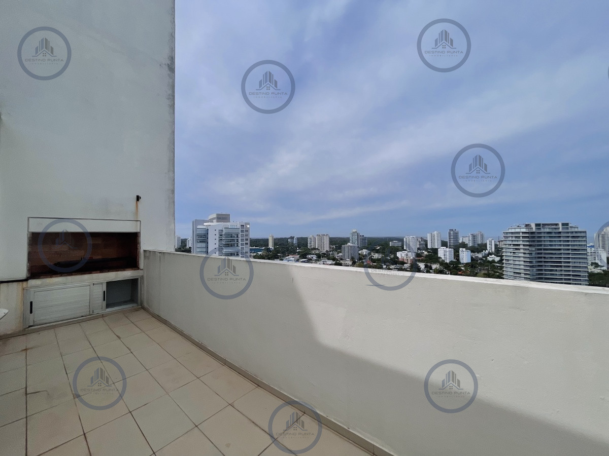 Apartamento ID.1226 - Venta de Excelente Penthouse de 2 Dormitorios y Parrillero con vistas a Playa Mansa, Punta del Este