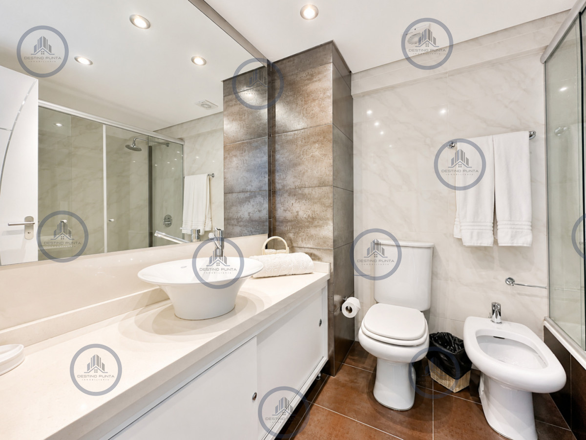 Apartamento ID.2321 - Penthouse Dúplex de 3 Dormitorios y Parrillero en Playa Mansa, Punta del Este