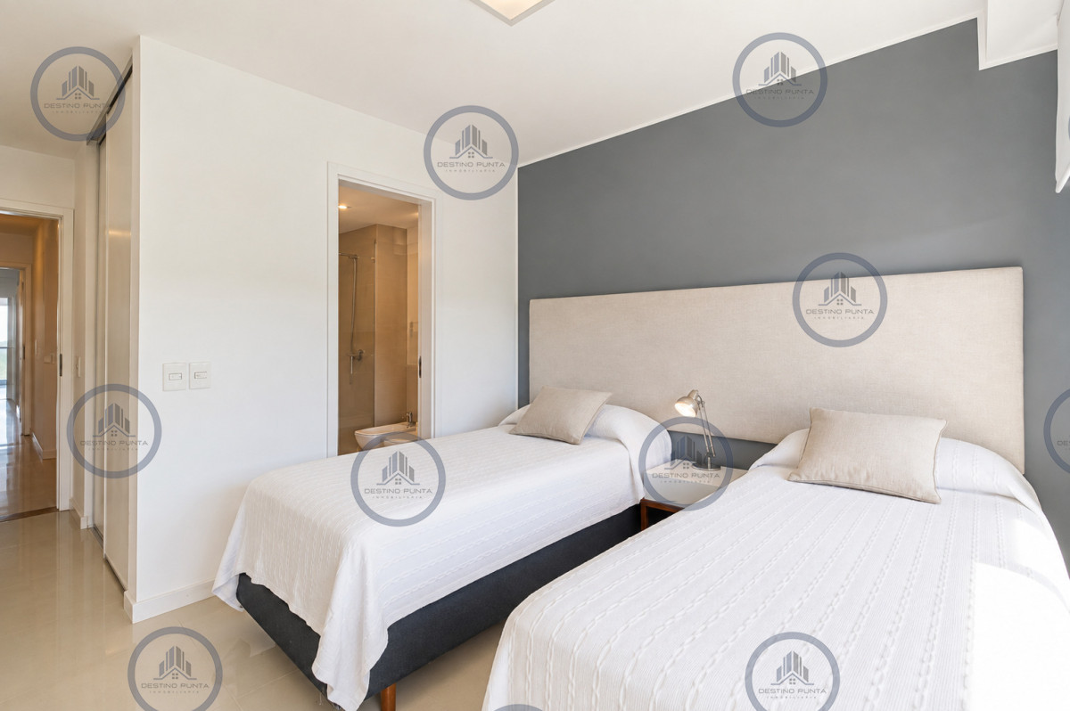 Apartamento ID.1816 - Apartamento de 3 Dormitorios en Primera Línea del Mar, Playa Brava Punta del Este