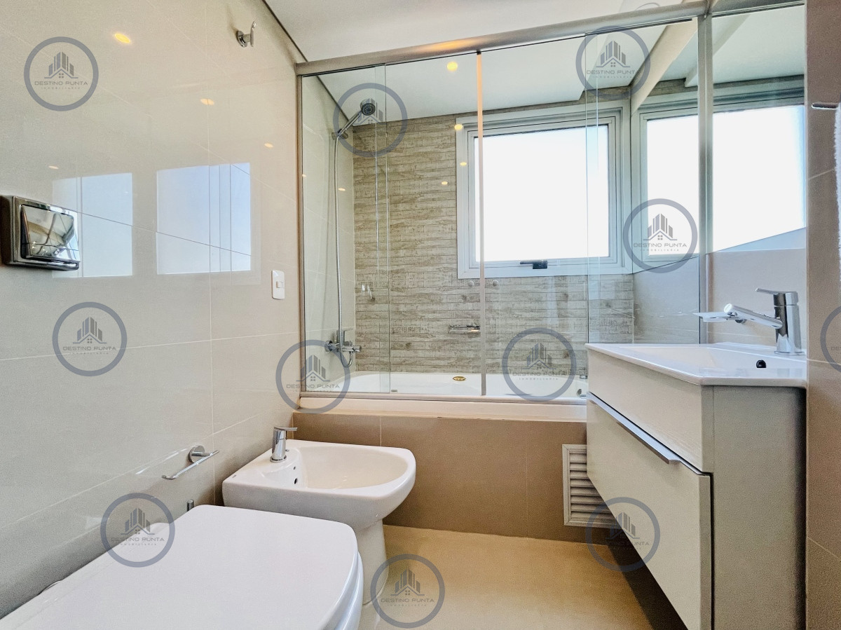 Apartamento ID.2091 - Apartamento de 3 Dormitorios y Dependencia, con Parrillero y Vista en Playa Brava, Punta del Este 