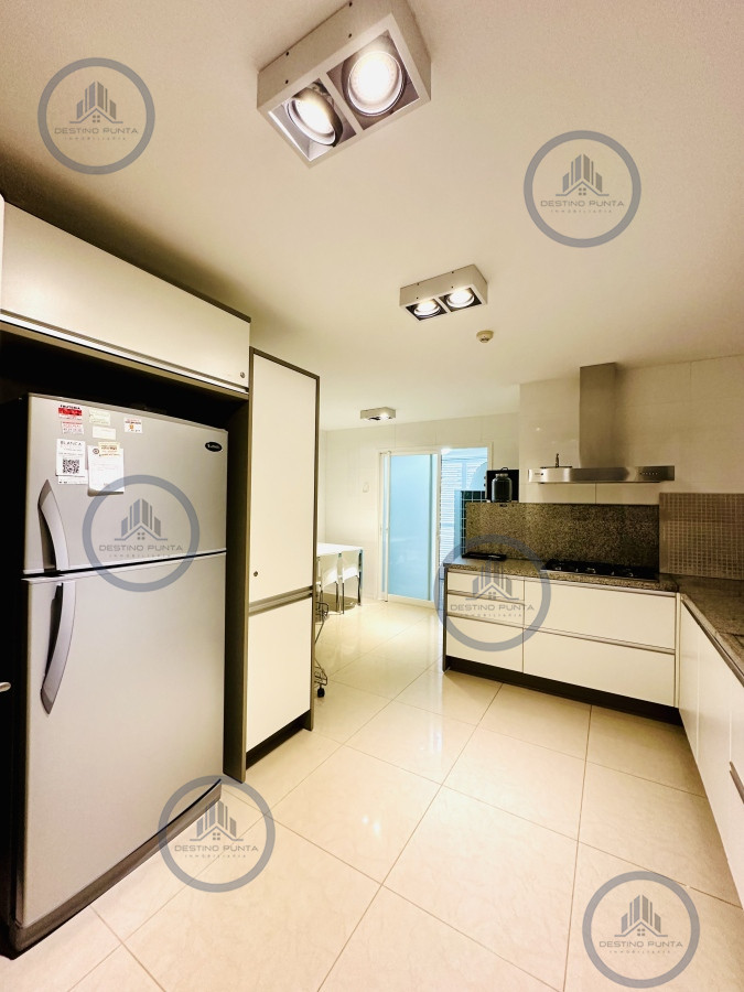 Apartamento ID.1708 - Alquiler temporario de gran apartamento de 4 dormitorios más dependencia en Playa Mansa