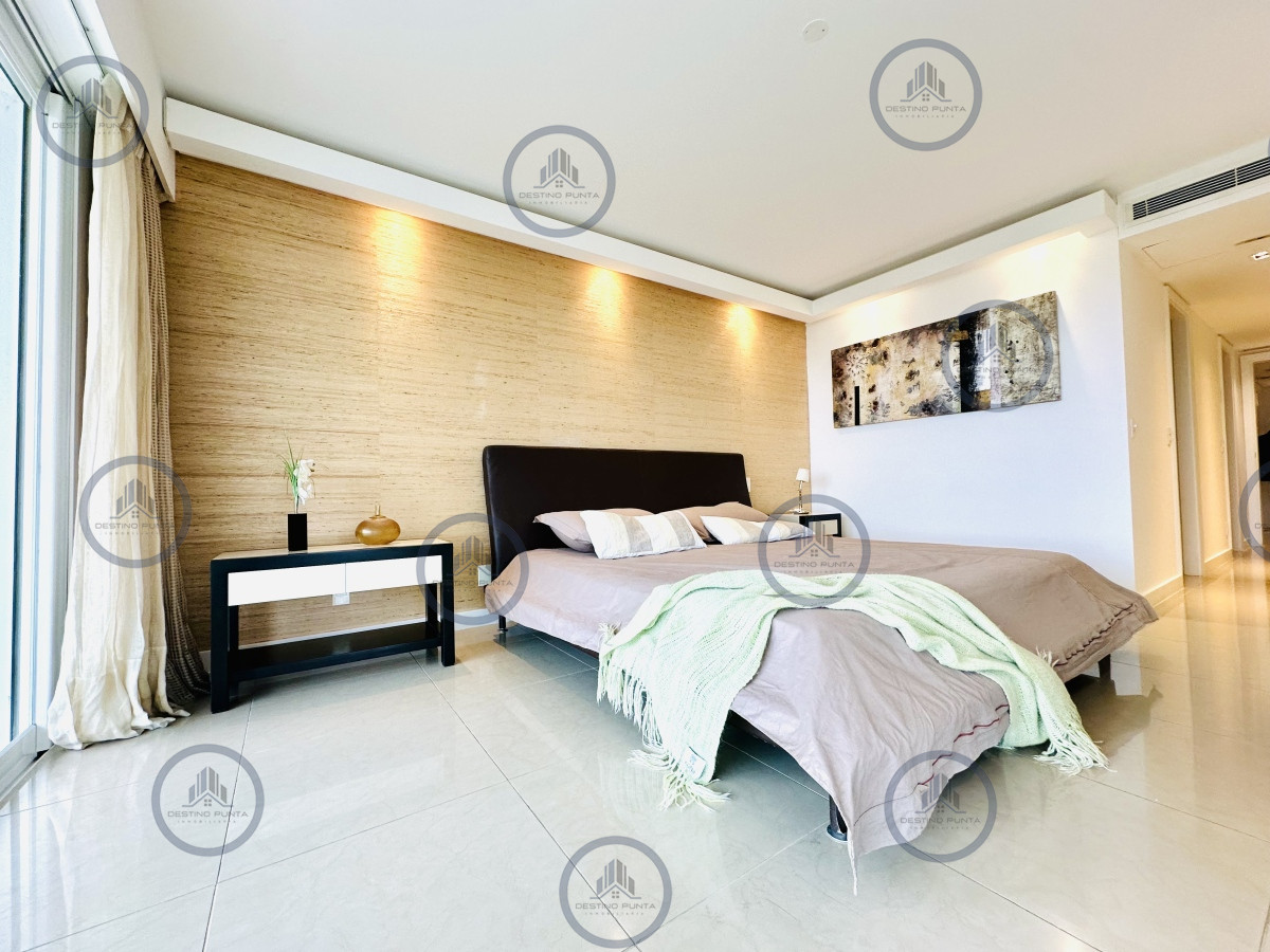 Apartamento ID.1708 - Alquiler temporario de gran apartamento de 4 dormitorios más dependencia en Playa Mansa