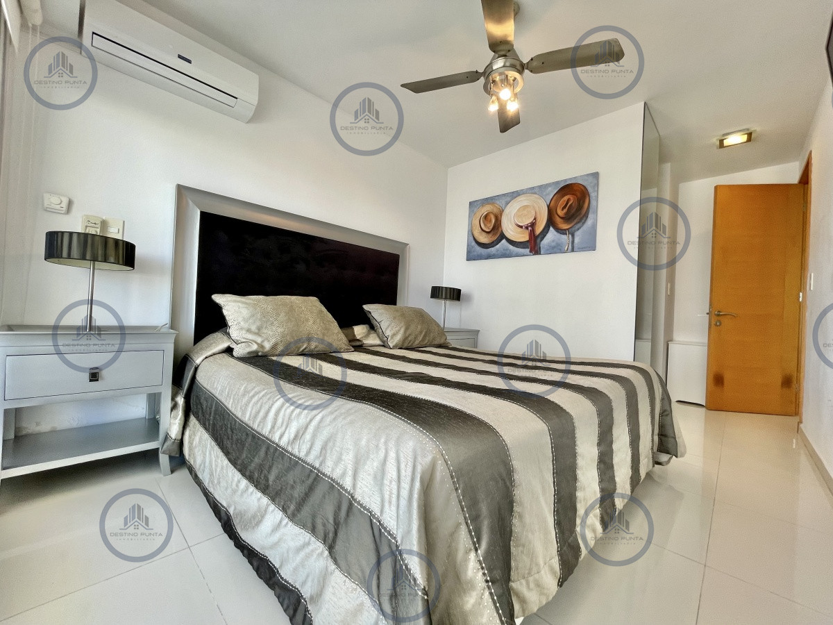 Apartamento ID.217 - Apartamento de 2 Dormitorios y Servicio a metros del mar, Playa Mansa Punta del Este