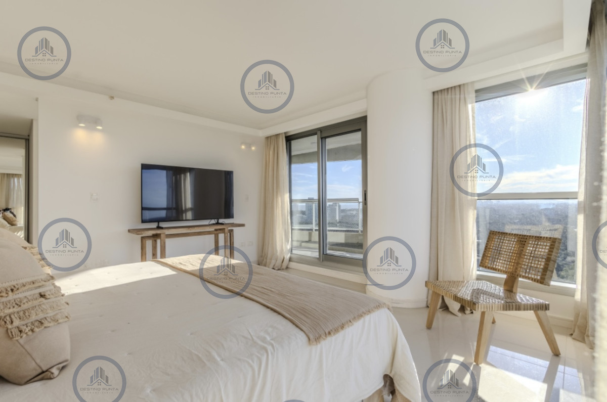 Apartamento ID.171 - Moderno Penthouse con Vista al Mar, en Playa Brava, 3 Dormitorios con Parrillero y Dependencia de servicio