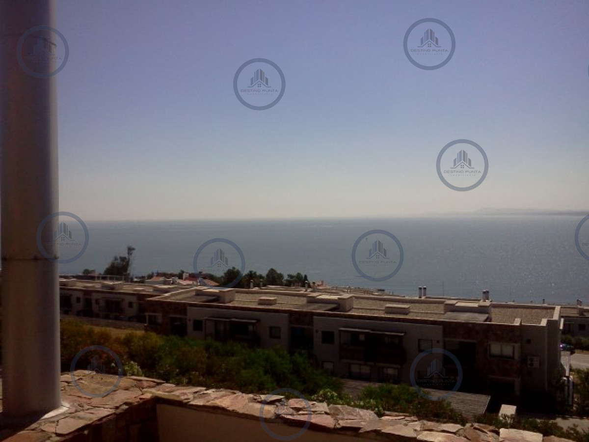 Apartamento ID.582 - Venta de apartamento amplio de dormitorio y medio con terraza y parrillero de uso exclusivo en Punta Ballena