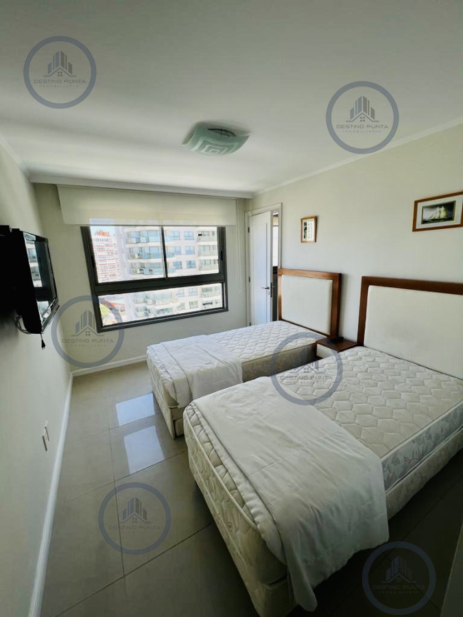 Apartamento ID.994 - Alquiler temporario de apartamento de tres dormitorios en torre de categoría sobre Playa Brava, Punta del Este