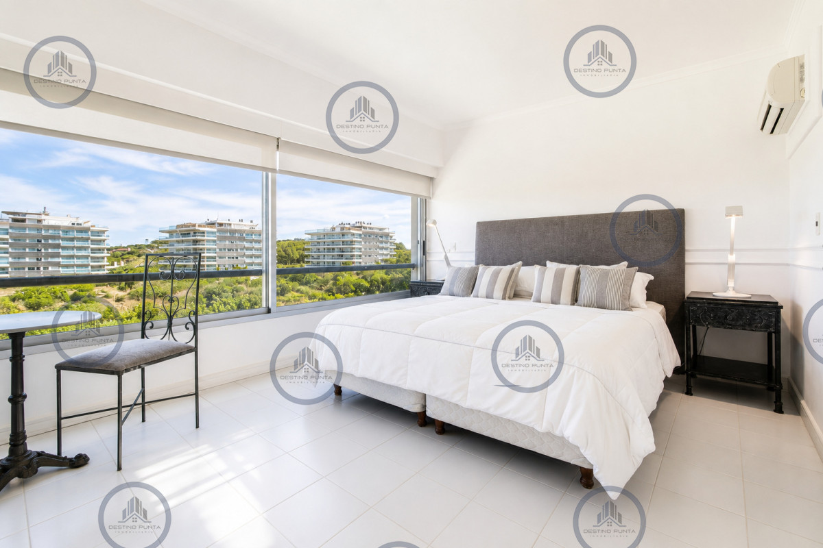 Apartamento ID.1102 - Exclusivo Apartamento Frente al Mar en Playa Brava, 3 Dormitorios y Dependencia