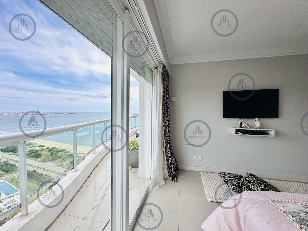 Apartamento ID.2300 - Lujoso Penthouse de 4 Dormitorios con Vista al Mar sobre Playa Mansa, Punta del Este