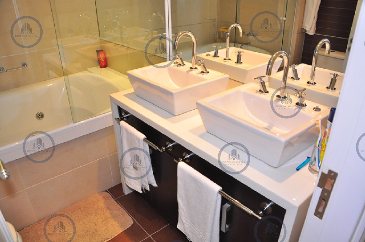 Apartamento ID.243 - Excelente Apartamento de 3 Dormitorios y Dependencia en Playa Brava - Venta y Alquiler