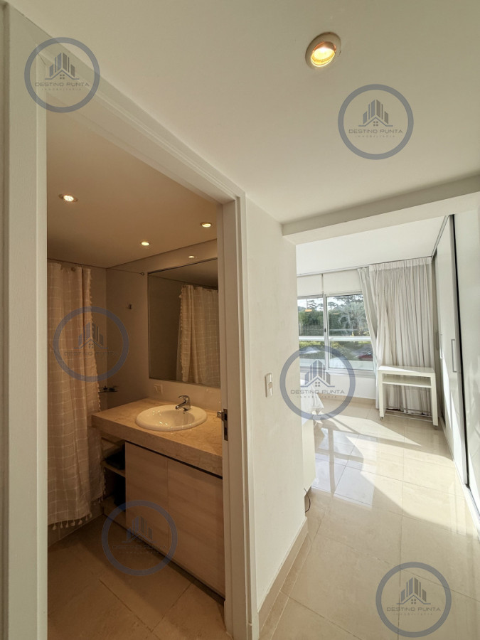 Apartamento ID.3030 - Venta de apartamento de 3 dormitorios sobre primera fila de Playa Brava, Punta del Este