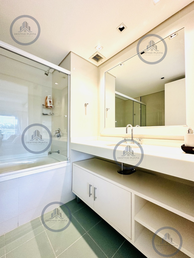 Apartamento ID.1708 - Alquiler temporario de gran apartamento de 4 dormitorios más dependencia en Playa Mansa