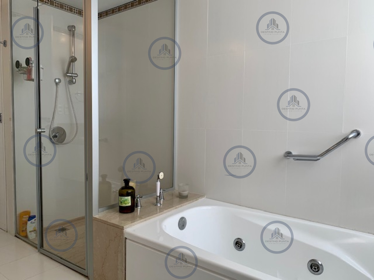 Apartamento ID.25 - Venta y alquiler temporario de apartamento de tres dormitorios mas dependencia de servicio en Playa Brava