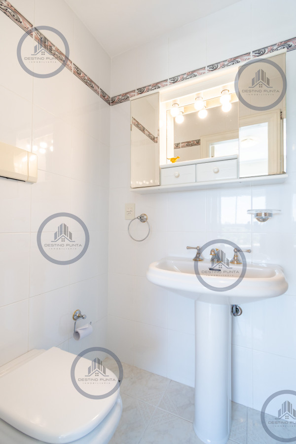Apartamento ID.77 - Alquiler temporario y venta de espectacular departamento esquinero al frente en edificio icónico frente al Mar, Playa Mansa, Punta del Este 