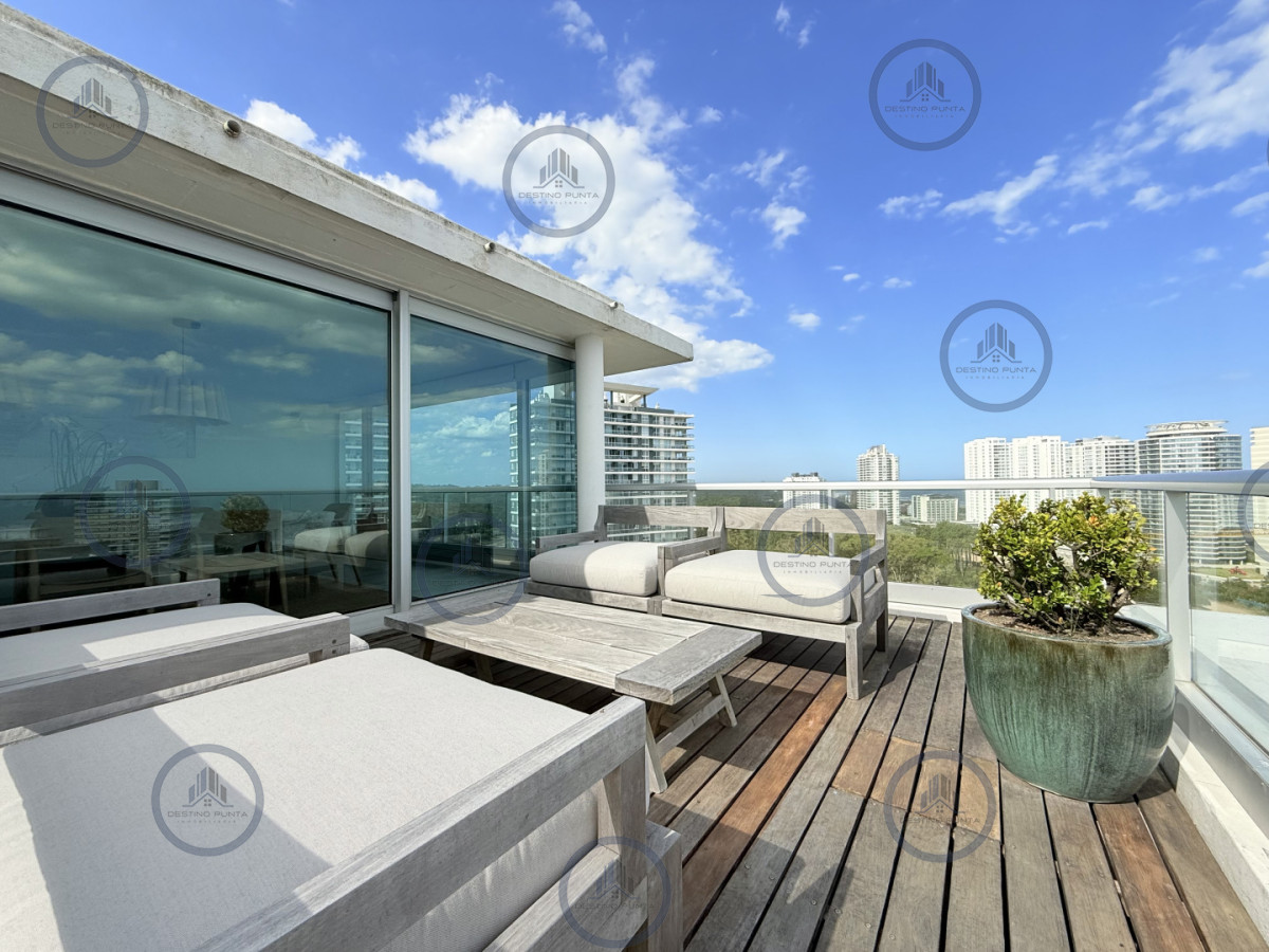 Apartamento ID.2036 - Apartamento Penthouse finamente decorado de 3 dormitorios con parrillero propio en venta, Roosevelt Brava, Punta del Este