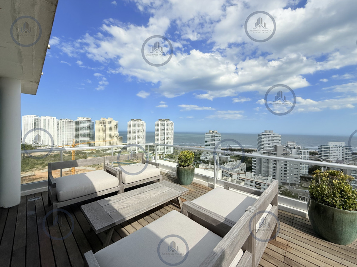 Apartamento ID.2036 - Apartamento Penthouse finamente decorado de 3 dormitorios con parrillero propio en venta, Roosevelt Brava, Punta del Este