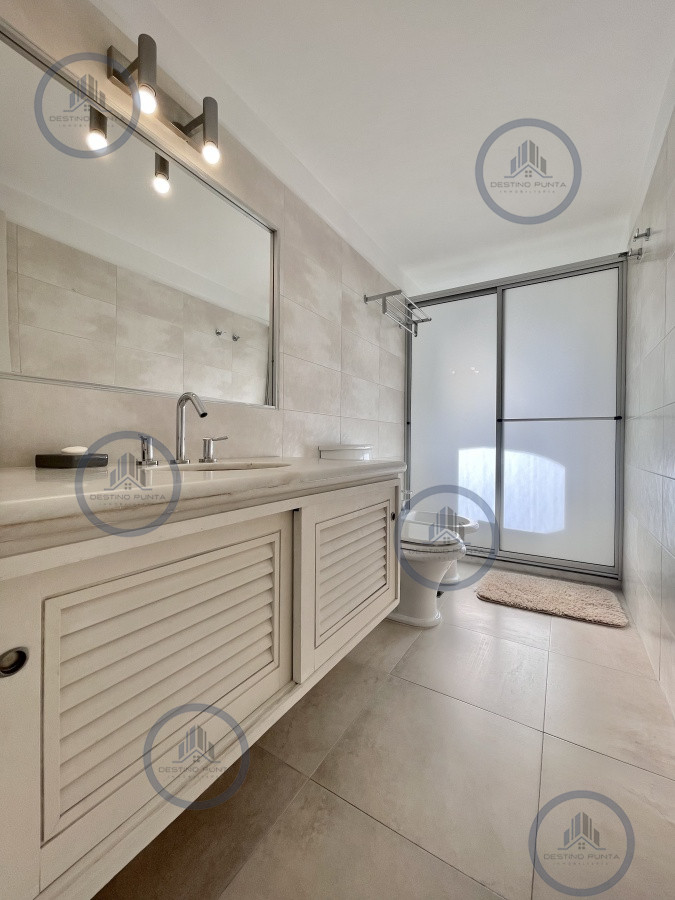 Apartamento ID.968 - Apartamento de 2 Dormitorios en Torre con Servicios - Playa Brava, Punta del Este