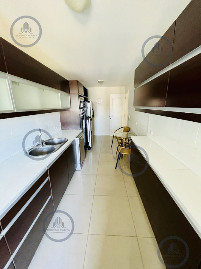 Apartamento ID.994 - Alquiler temporario de apartamento de tres dormitorios en torre de categoría sobre Playa Brava, Punta del Este