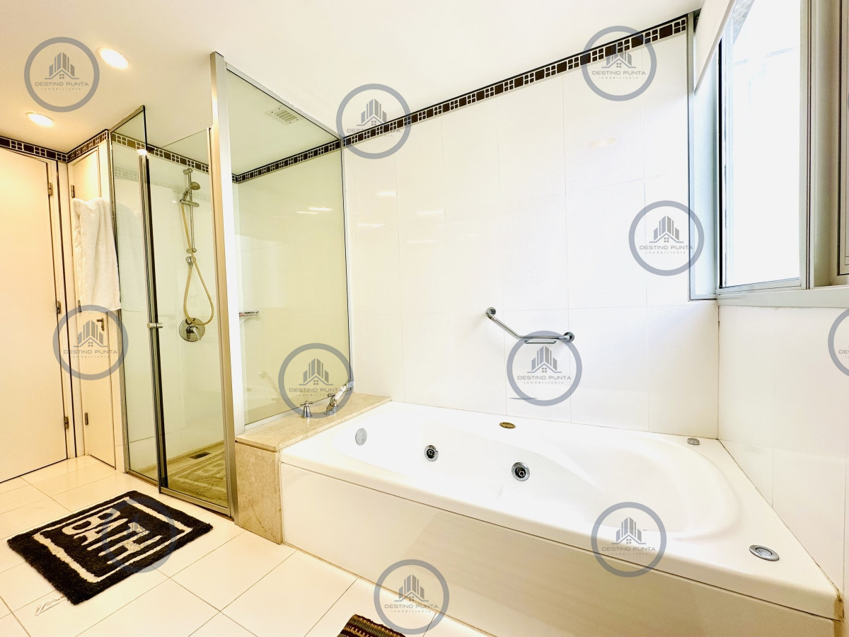 Apartamento ID.272 - Oportunidad en Venta Maravilloso departamento esquinero en Torre Le Parc, Playa Brava, Punta del Este