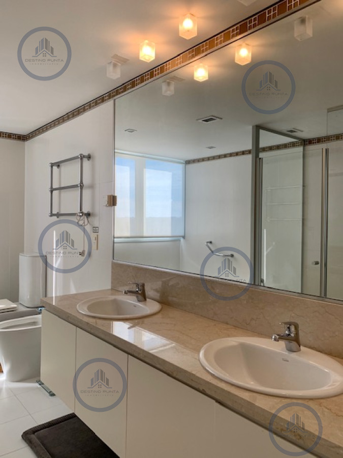Apartamento ID.25 - Venta y alquiler temporario de apartamento de tres dormitorios mas dependencia de servicio en Playa Brava