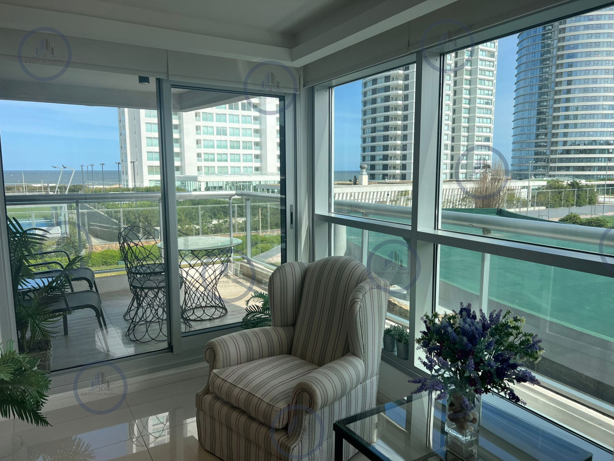 Apartamento ID.2943 - Cómodo apartamento con parrillero propio de 2 dormitorios más dependencia en alquiler, Playa Brava