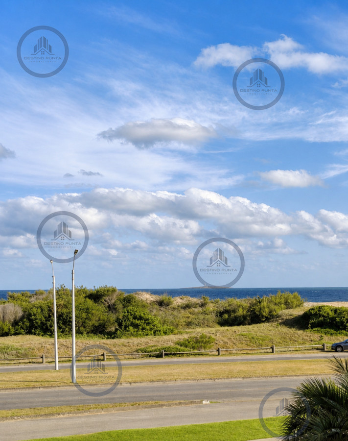 Apartamento ID.3030 - Venta de Apartamento de 3 Dormitorios sobre Primera Fila de Playa Brava, Punta del Este