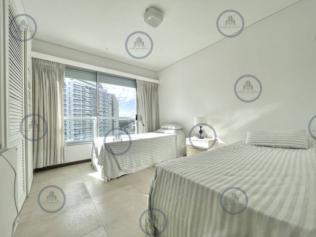 Apartamento ID.968 - Apartamento de 2 Dormitorios en Torre con Servicios - Playa Brava, Punta del Este