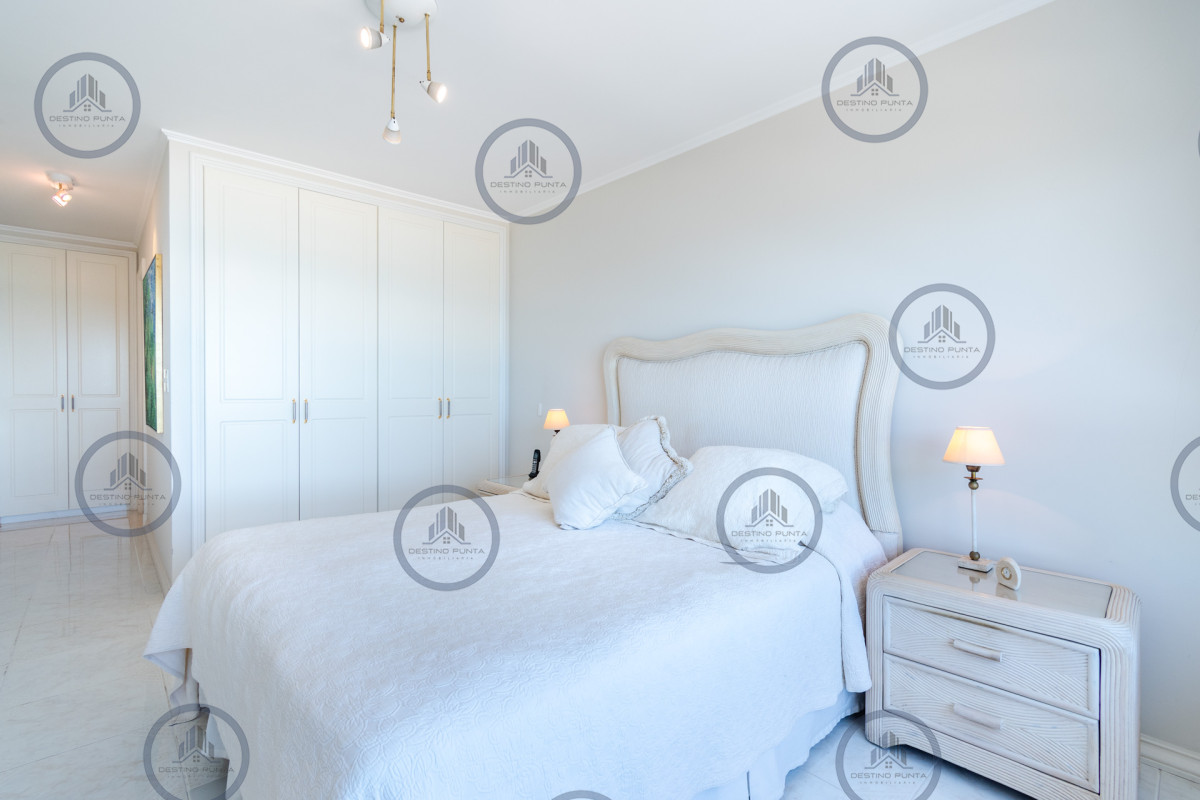 Apartamento ID.77 - Alquiler temporario y venta de espectacular departamento esquinero al frente en edificio icónico frente al Mar, Playa Mansa, Punta del Este 