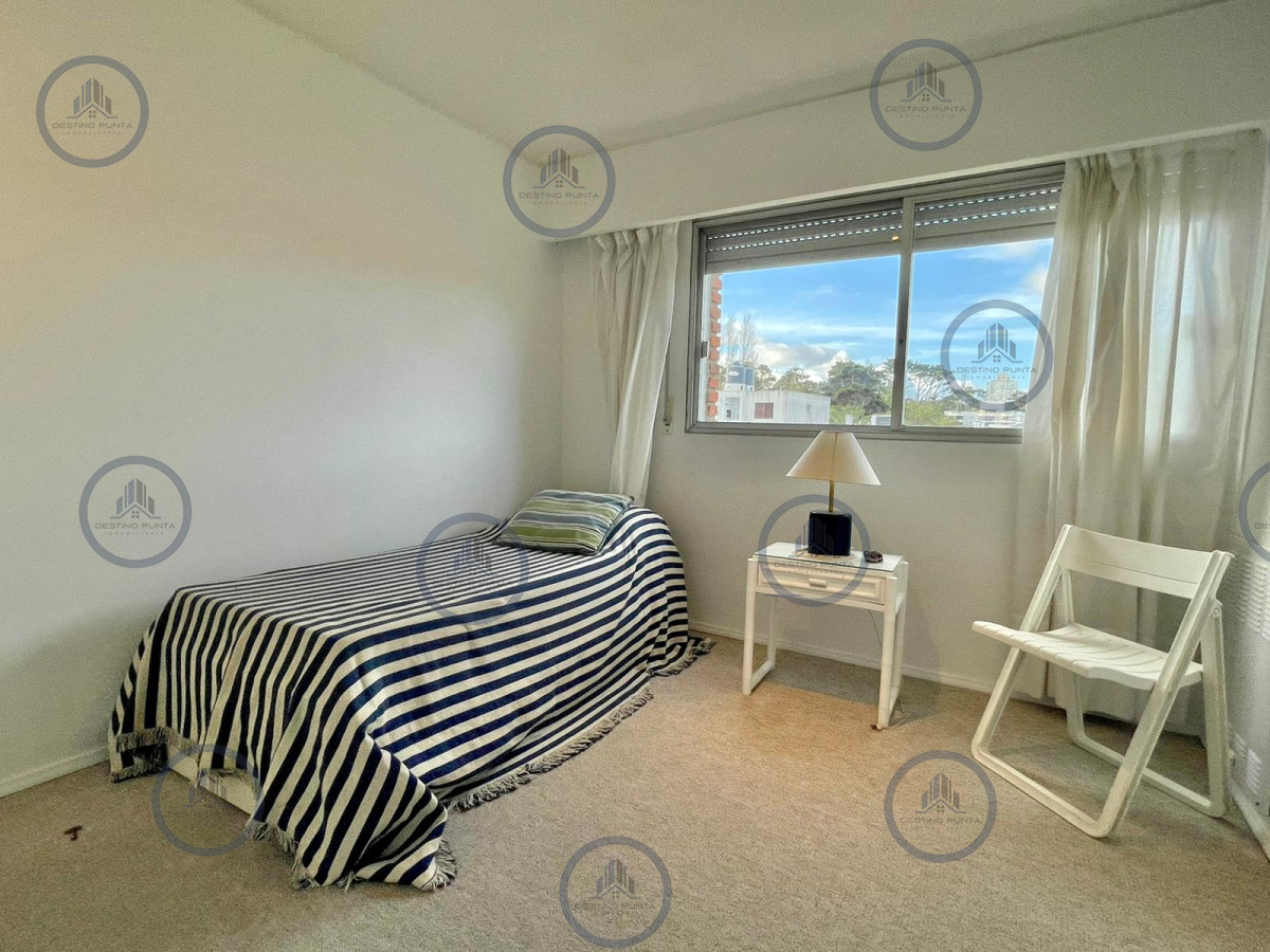 Apartamento de 3 Dormitorios Frente a Playa Mansa - Punta del Este — fotografía 4
