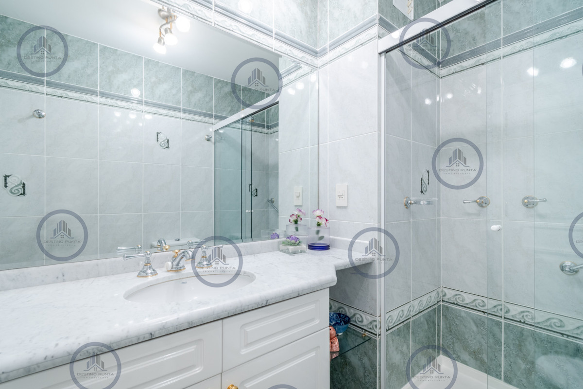 Apartamento ID.77 - Alquiler temporario y venta de espectacular departamento esquinero al frente en edificio icónico frente al Mar, Playa Mansa, Punta del Este 