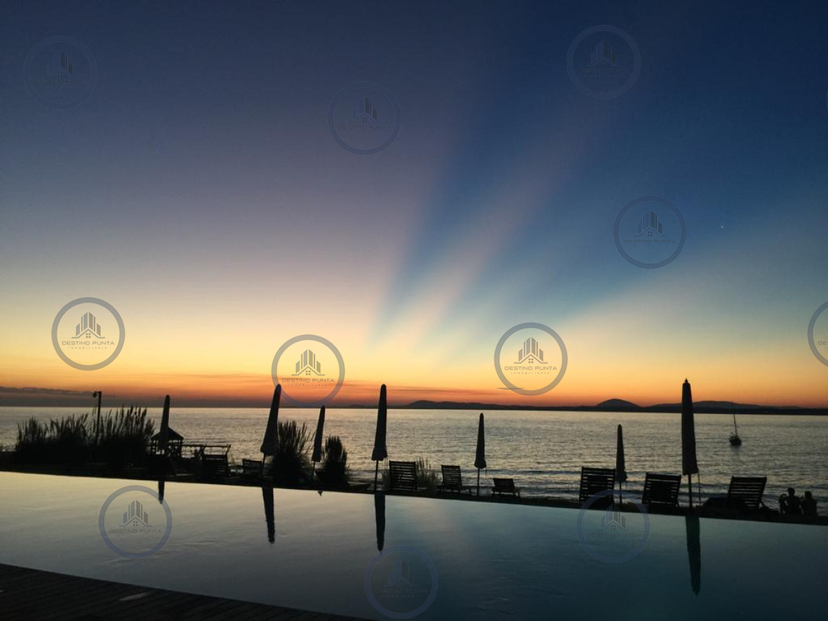 Apartamento ID.582 - Venta de apartamento amplio de dormitorio y medio con terraza y parrillero de uso exclusivo en Punta Ballena