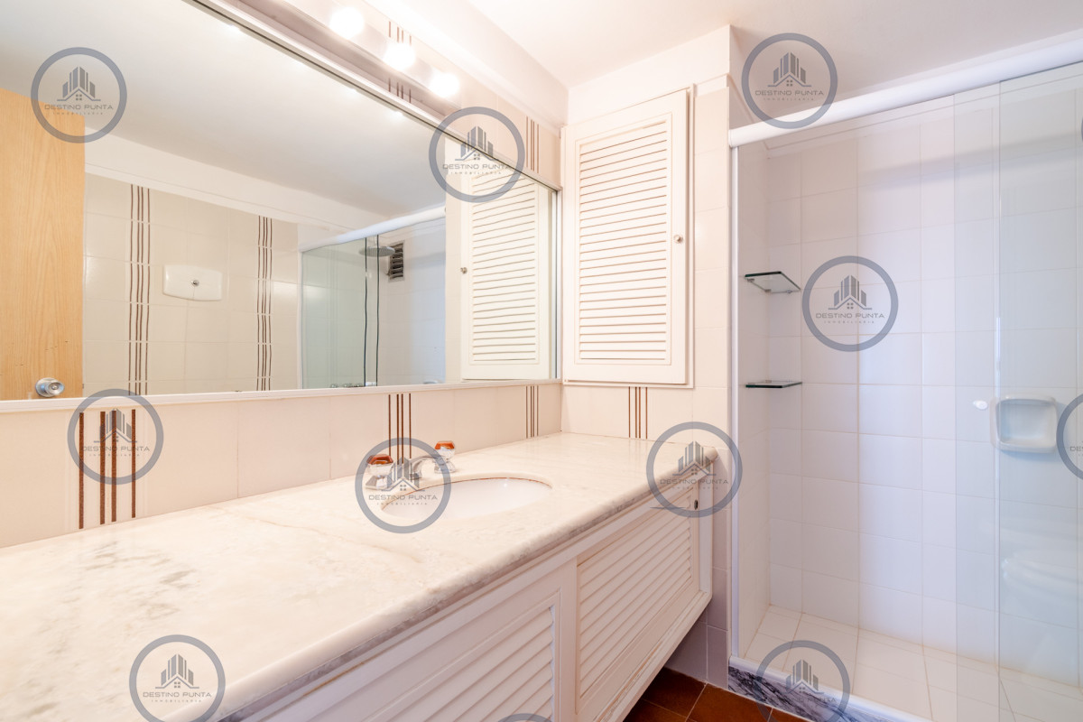 Apartamento ID.71 - Excelente Apartamento de 3 Dormitorios y Dependencia de Servicio Frente al Mar - Playa Brava
