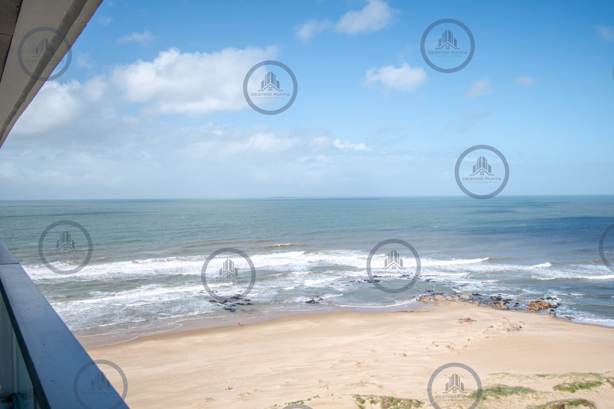 Apartamento ID.71 - Excelente Apartamento de 3 Dormitorios y Dependencia de Servicio Frente al Mar - Playa Brava