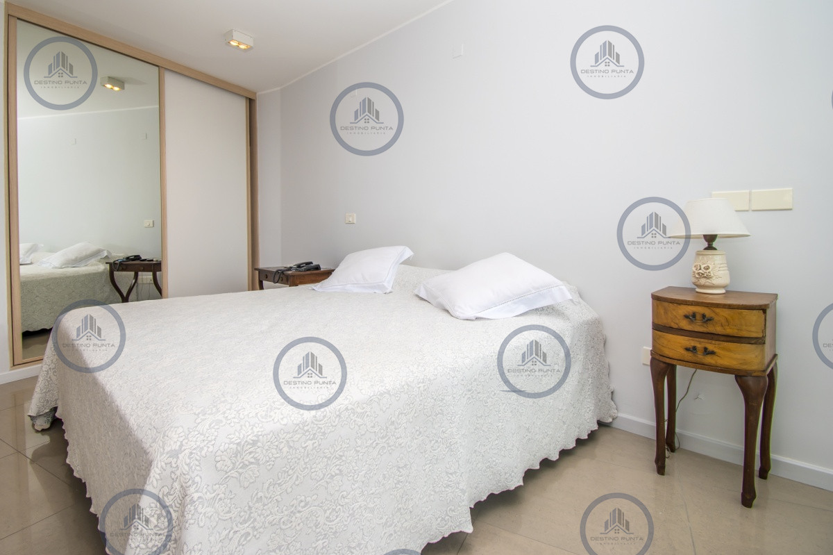 Apartamento ID.158 - Excelente Apartamento de 2 Dormitorios y Dependencia de Servicio en Playa Mansa